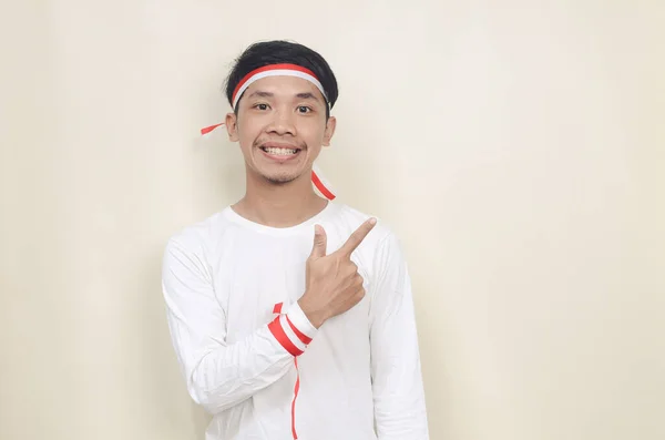 Young Man Wearing White Shirt Smiling Pointing Empty Space Independence — Stok Foto