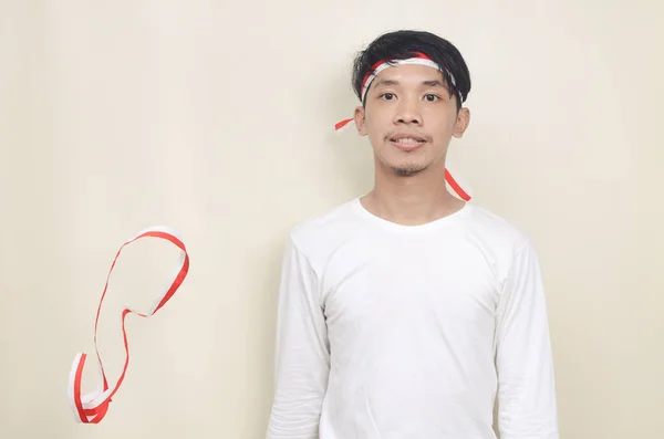 Pria Asia Berbaju Putih Mengenakan Pita Merah Dan Putih Kepalanya — Stok Foto
