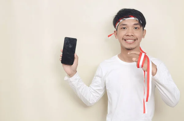Homem Asiático Mostrando Tela Smartphone Muito Feliz Apontando Com Mão — Fotografia de Stock