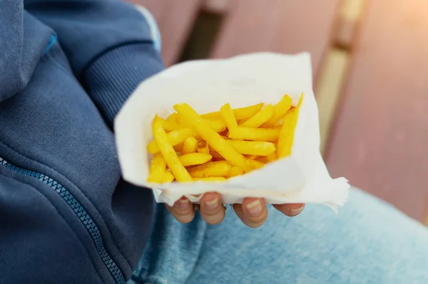 Aç bir öğrenci caddenin ortasında patates kızartmasını yer. Şehir parkındaki bir bankta oturur. Bir şeyler atıştır. Bir kadının eli lezzetli altın kızartmalarla dolu beyaz bir kese kağıdı tutuyor. Fast food. Abur cubur