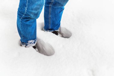 Kız dizine kadar kara batmış soğuk, dondurucu bir kışa yakın duruyor. Kar yığınındaki genç bir kızın bacakları. Kadınların ayakları kabarık karlara basar. Bir turistin adımları. Kış eğlencesi.