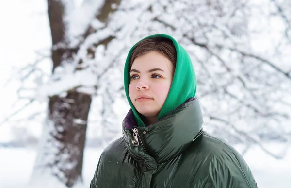 Μια Όμορφη Νεαρή Έφηβη Ετών Χειμώνα Ένα Χιονισμένο Δάσος Κοιτάζει — Φωτογραφία Αρχείου
