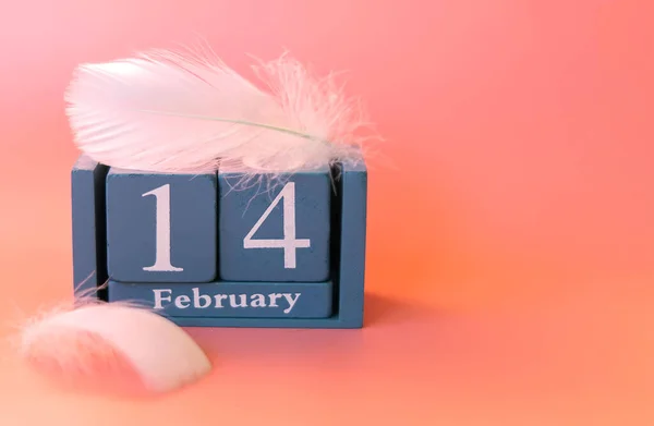 Blauer Holzkalender Fokus Mit Dem Datum Februar Auf Rosa Hintergrund — Stockfoto