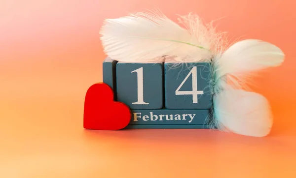 Red Heart Calendar February Pink Background Wooden Calendar Decorated Feathers — Stock Photo, Image