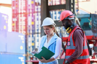 Afrika kökenli Amerikalı erkekler ve beyaz kadınlardan oluşan bir takım kask takıyor. Konteynırların kargo gemileri, konseptler, depolama, ithalat, ihracat, endüstriyel lojistik hizmetlerinden yüklenmesini kontrol etmeye çalış.