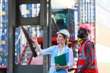 Afrika kökenli Amerikalı erkekler ve beyaz kadınlardan oluşan bir takım kask takıyor. Konteynırların kargo gemileri, konseptler, depolama, ithalat, ihracat, endüstriyel lojistik hizmetlerinden yüklenmesini kontrol etmeye çalış.