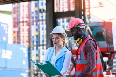 Afrika kökenli Amerikalı erkekler ve beyaz kadınlardan oluşan bir takım kask takıyor. Konteynırların kargo gemileri, konseptler, depolama, ithalat, ihracat, endüstriyel lojistik hizmetlerinden yüklenmesini kontrol etmeye çalış.