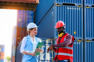 Afrika kökenli Amerikalı erkekler ve beyaz kadınlardan oluşan bir takım kask takıyor. Konteynırların kargo gemileri, konseptler, depolama, ithalat, ihracat, endüstriyel lojistik hizmetlerinden yüklenmesini kontrol etmeye çalış.