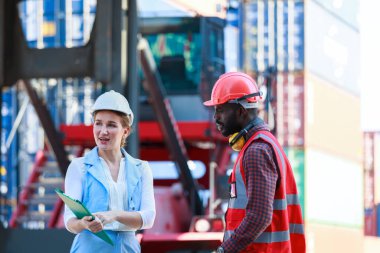 Afrika kökenli Amerikalı erkekler ve beyaz kadınlardan oluşan bir takım kask takıyor. Konteynırların kargo gemileri, konseptler, depolama, ithalat, ihracat, endüstriyel lojistik hizmetlerinden yüklenmesini kontrol etmeye çalış.