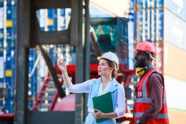 Afrika kökenli Amerikalı erkekler ve beyaz kadınlardan oluşan bir takım kask takıyor. Konteynırların kargo gemileri, konseptler, depolama, ithalat, ihracat, endüstriyel lojistik hizmetlerinden yüklenmesini kontrol etmeye çalış.