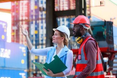 Afrika kökenli Amerikalı erkekler ve beyaz kadınlardan oluşan bir takım kask takıyor. Konteynırların kargo gemileri, konseptler, depolama, ithalat, ihracat, endüstriyel lojistik hizmetlerinden yüklenmesini kontrol etmeye çalış.