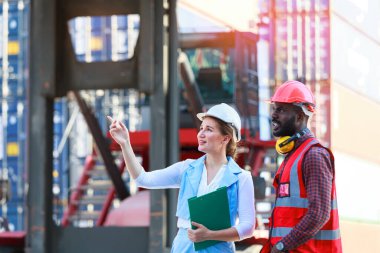 Afrika kökenli Amerikalı erkekler ve beyaz kadınlardan oluşan bir takım kask takıyor. Konteynırların kargo gemileri, konseptler, depolama, ithalat, ihracat, endüstriyel lojistik hizmetlerinden yüklenmesini kontrol etmeye çalış.