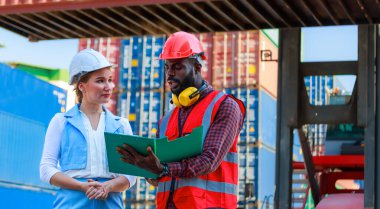 Afrika kökenli Amerikalı erkekler ve beyaz kadınlardan oluşan bir takım kask takıyor. Konteynırların kargo gemileri, konseptler, depolama, ithalat, ihracat, endüstriyel lojistik hizmetlerinden yüklenmesini kontrol etmeye çalış.