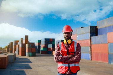 Mühendis ustabaşı, erkek Afrikalı Amerikalı, denetimi kontrol ediyor. Uluslararası nakliye şirketleri için konteyner deposu endüstriyel mallar, lojistik, ithalat-ihracat ticari taşımacılık