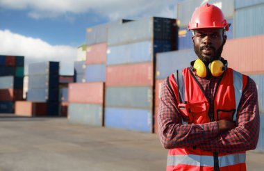 Mühendis ustabaşı, erkek Afrikalı Amerikalı, denetimi kontrol ediyor. Uluslararası nakliye şirketleri için konteyner deposu endüstriyel mallar, lojistik, ithalat-ihracat ticari taşımacılık