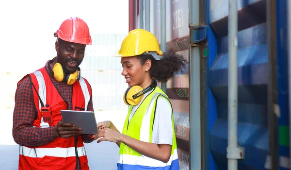 Female Engineer Young African American Man Monitor Supervises Loading Containers — 스톡 사진