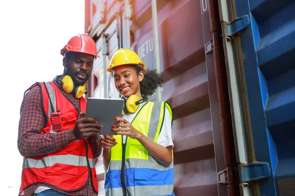 Female Engineer Young African American Man Monitor Supervises Loading Containers — 스톡 사진