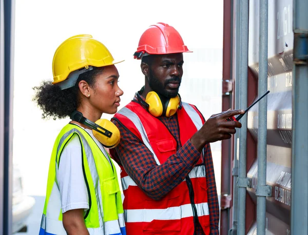 Female Engineer Young African American Man Monitor Supervises Loading Containers — Stock Photo, Image