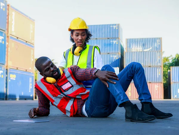 Afroamerykańscy Inżynierowie Ranni Wypadku Podczas Pracy Nad Załadunkiem Kontenerów Portach — Zdjęcie stockowe