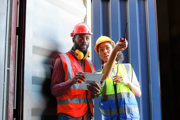 Female Engineer Young African American Man Monitor Supervises Loading Containers — Stock Photo, Image