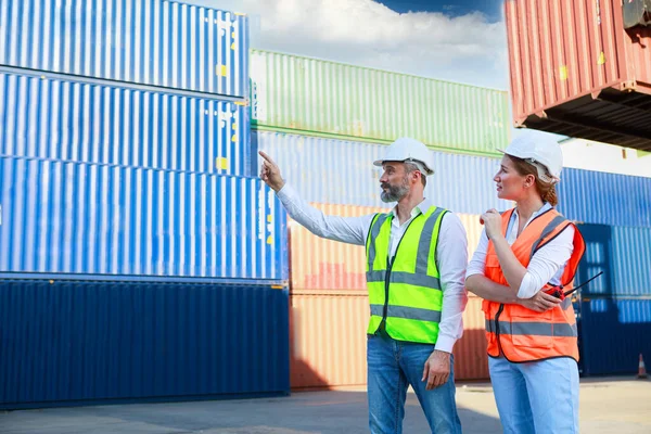 Yöneticiler, işadamları ve mühendisler veya ustabaşıları, uluslararası nakliye şirketleri, sanayi malları, lojistik, ithalat-ihracat ticari taşımacılığı için konteyner deposundaki kontrol depolarını kontrol ediyorlar.