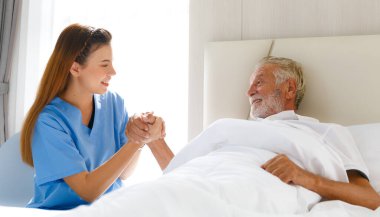Kafkasyalı yaşlı bir adam iyi bir ruh hali içinde uyanıyor, doktor elini tutuyor, iyileşmesi için ona bakıyor, yatak odasında yatıyordu. Sağlık, Yaşlılık, Sağlık ve Emeklilik Konsepti