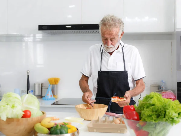 Elderly Caucasian Man Wearing Apron Symptoms Eat Consist Various Types — Fotografia de Stock