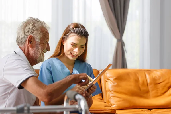 Professional Female Doctor Using Digital Tablet Senior Male Patient Medical — Foto Stock