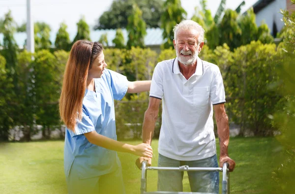 Young Nurse Walks Old Man Park Happy Active Old Man — Foto Stock