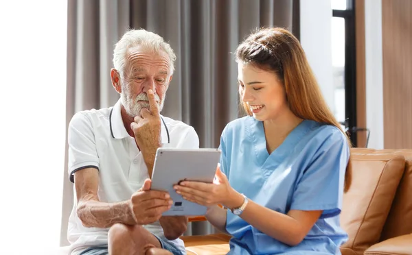 Professional Female Doctor Using Digital Tablet Senior Male Patient Medical — Foto Stock