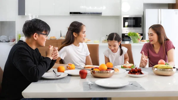 Large Happy Asian Family Spends Time Dining Table Home Cute — Fotografia de Stock