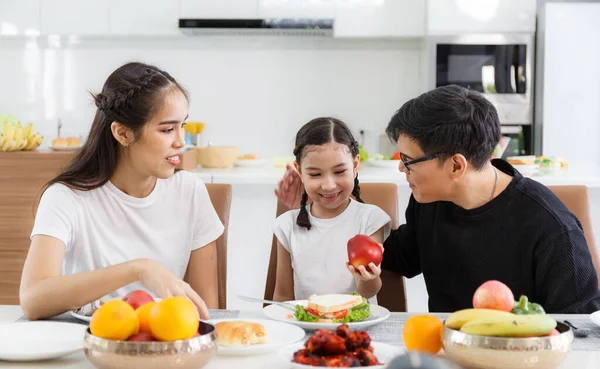 Happy Asian Family Spends Lunch Vegetables Fruit Dates Table Home — Fotografia de Stock