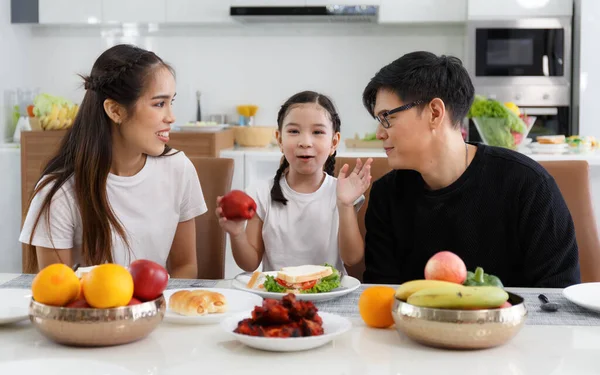 Happy Asian Family Spends Lunch Vegetables Fruit Dates Table Home — Fotografia de Stock