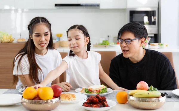 Happy Asian Family Spends Lunch Vegetables Fruit Dates Table Home — Fotografia de Stock