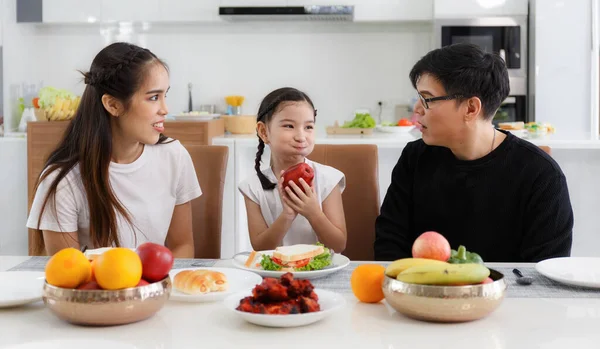 Šťastná Asijská Rodina Tráví Oběd Zeleninu Ovoce Rande Stolu Doma — Stock fotografie