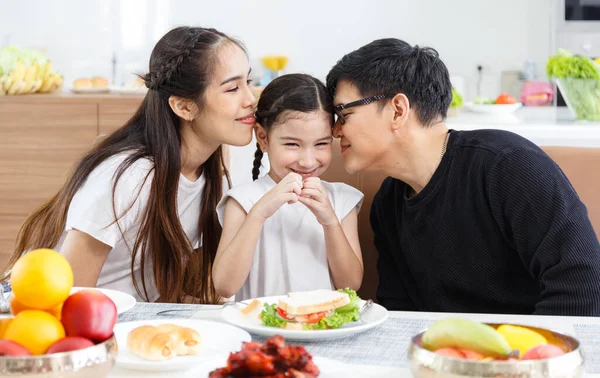 Mom Dad Asian Couple Kissing Daughter Cheek While Eating Lunch — Fotografia de Stock