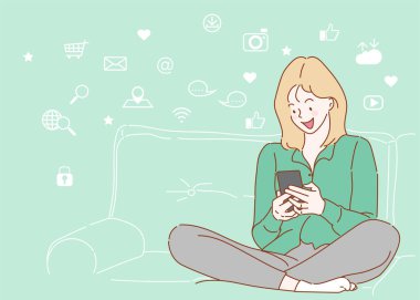 Kanepedeki mutlu genç kadın akıllı telefon dükkanını çevrimiçi tutun ya da mobil uygulama ya da sosyal medyayı kontrol edin. İnce çizgi şeklinde çizilmiş el, vektör çizimleri.