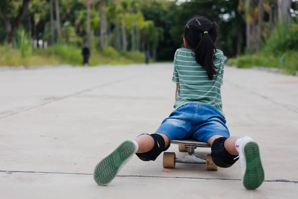 Menina Asiática Aprendendo Andar Skate Livre Miúdo Divertir Jogar Skate — Fotografia de Stock