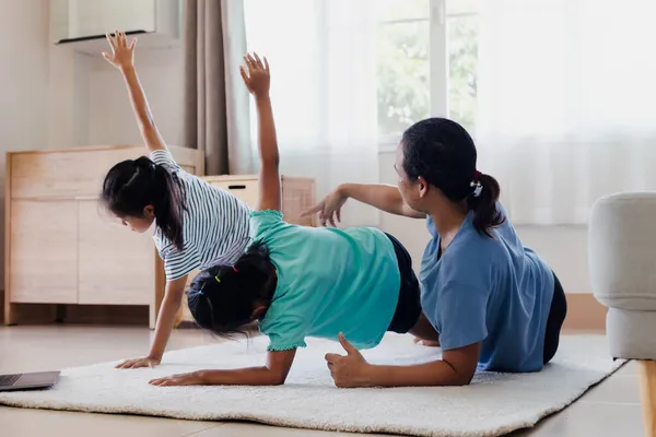 Asiatica Giovane Madre Sue Figlie Facendo Stretching Esercizio Fitness Yoga — Foto Stock