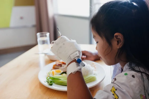Krankes Asiatisches Mädchen Isst Gesundes Essen Zum Mittagessen Während Privaten — Stockfoto