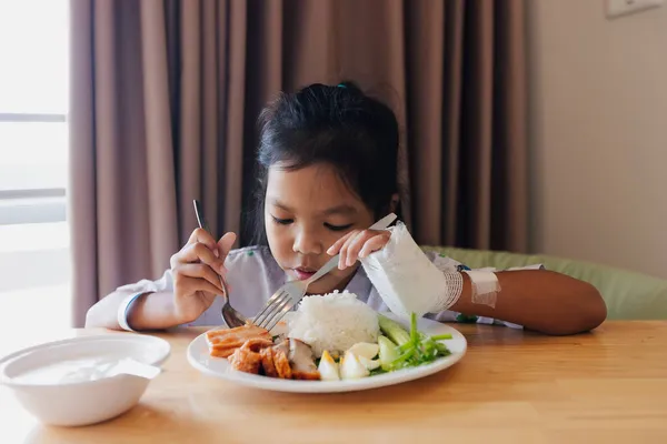 Niña Asiática Enferma Comiendo Comida Saludable Para Almorzar Sola Mientras — Foto de Stock