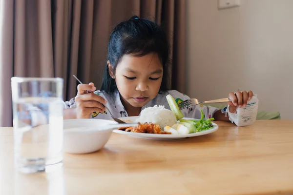 Krankes Asiatisches Mädchen Isst Gesundes Essen Zum Mittagessen Während Privaten — Stockfoto