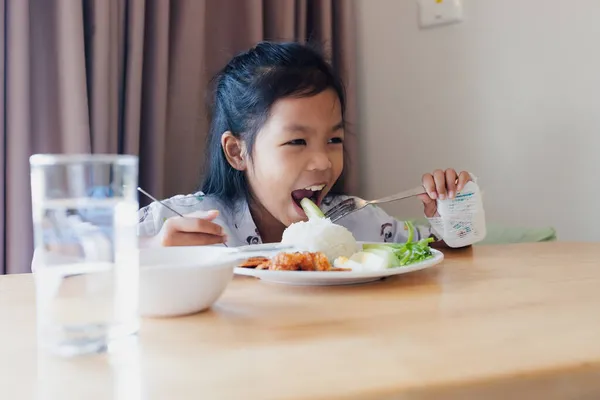 Krankes Asiatisches Mädchen Isst Gesundes Essen Zum Mittagessen Während Privaten — Stockfoto