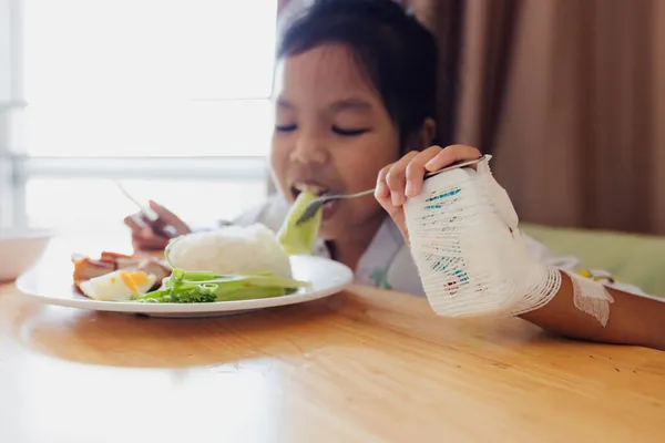 Niña Asiática Enferma Comiendo Comida Saludable Para Almorzar Sola Mientras — Foto de Stock