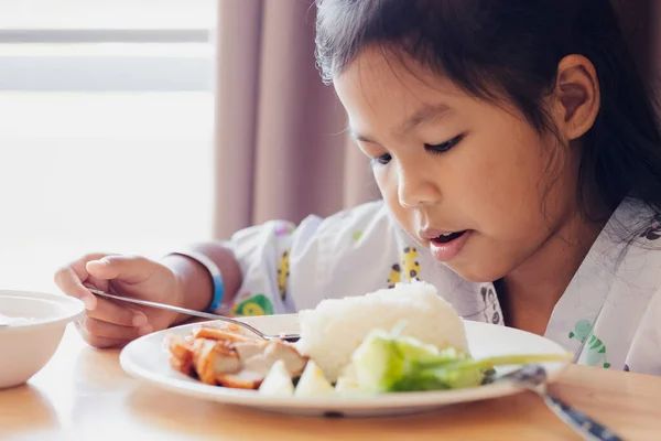 Krankes Asiatisches Mädchen Isst Gesundes Essen Zum Mittagessen Während Privaten — Stockfoto