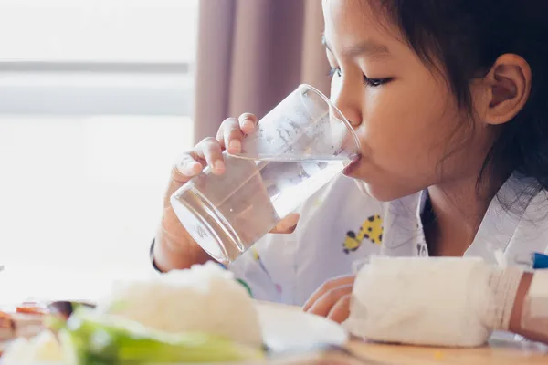Krankes Asiatisches Mädchen Das Ein Glas Wasser Trinkt Nachdem Gesundes — Stockfoto