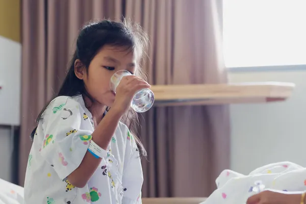Doente Menina Asiática Bebendo Copo Água Depois Tomar Remédio Enquanto — Fotografia de Stock