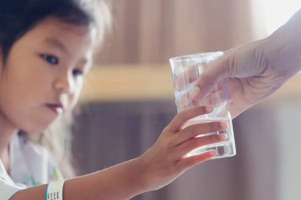 Fechar Mão Mãe Dando Copo Água Para Sua Filha Doente — Fotografia de Stock