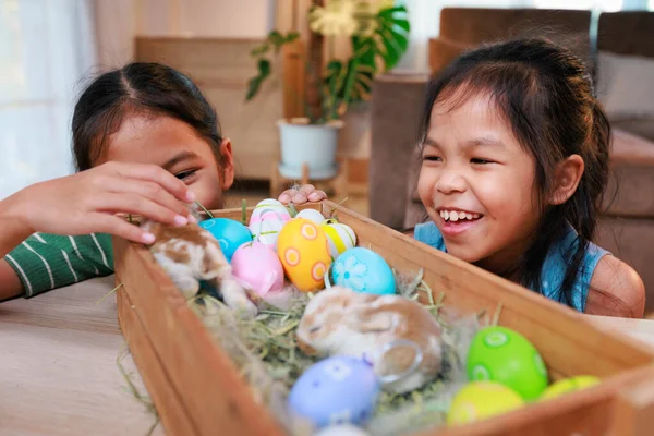Irmãos Asiáticos Crianças Estão Brincando Com Bebê Coelho Decorando Ovos — Fotografia de Stock