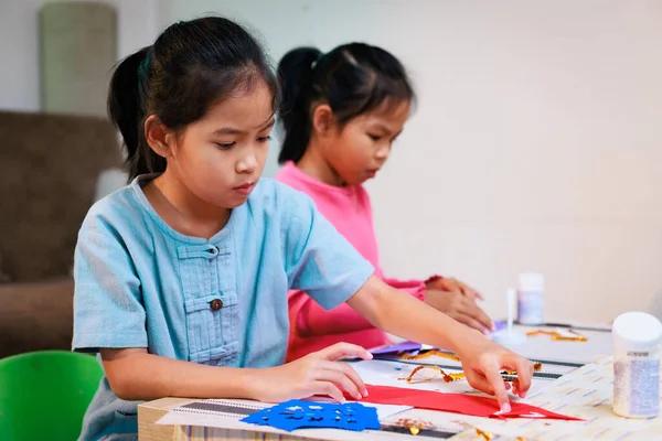 アジアの兄弟姉妹の女の子は自宅でアートワークや工芸品を作るのを楽しむ 一緒に作品を作るために彼女の先生や友人とオンラインで学ぶ子供たち 子供のコンセプトのためのアート クラフトDiy — ストック写真